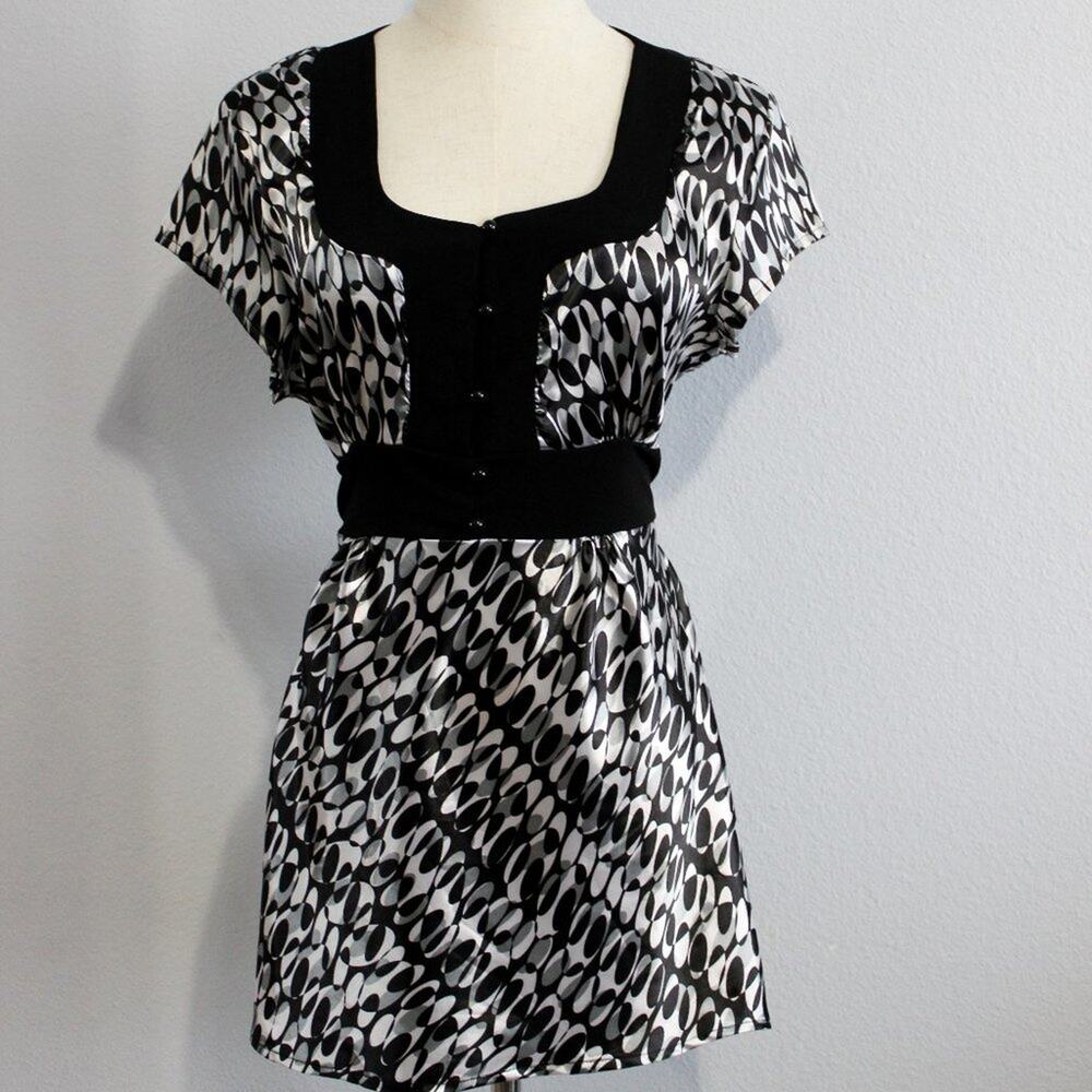 GNW Blouse With Buttons in Front and Tie in Back Geo Print